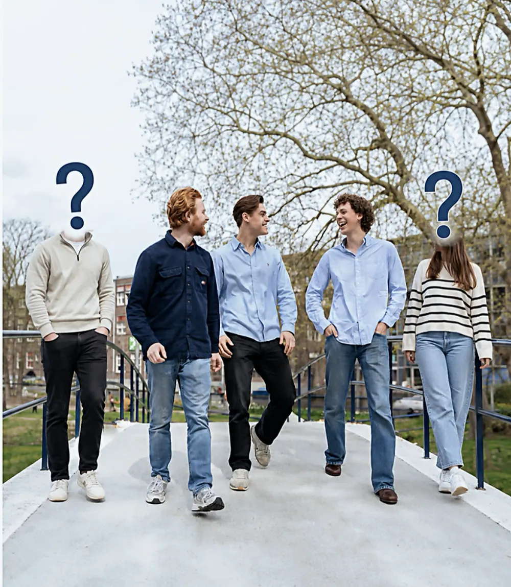 Het team van BizzPower op een brug in Amsterdam, met twee vraagtekens op de plek van nieuwe collega's